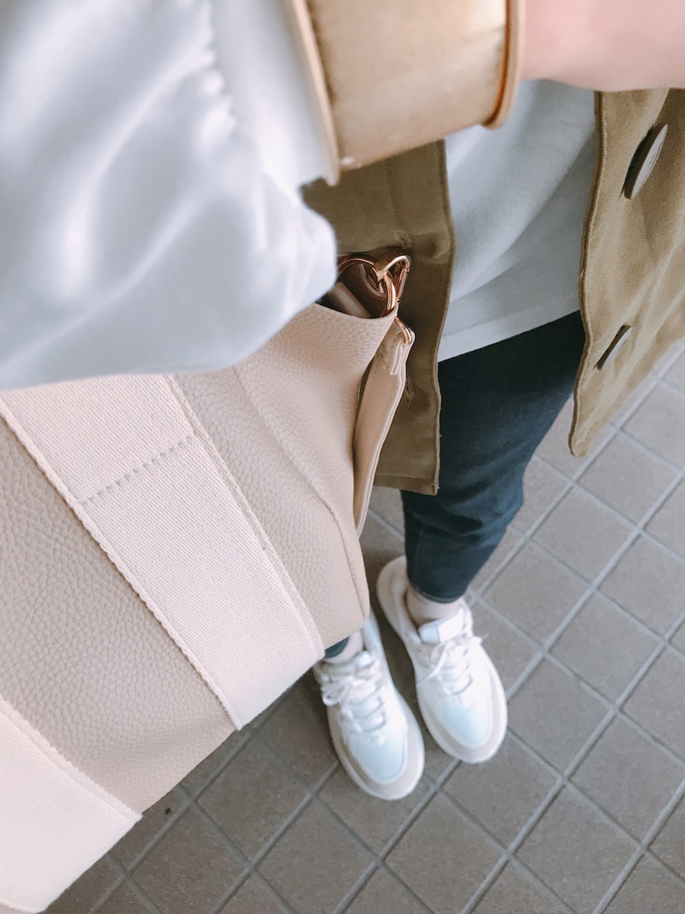 グリーン系のベスト、ホワイト系のTシャツ/カットソー、ゴールド系のネックレスを着用したレディースの秋コーディネートの4枚目の写真