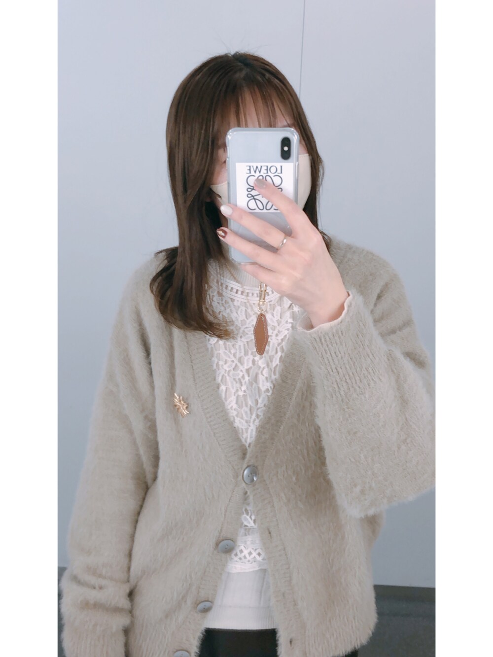 ベージュ系のカーディガン/ボレロ、ホワイト系のニット/セーター、ホワイト系のベストを着用したレディースの冬コーディネートの2枚目の写真