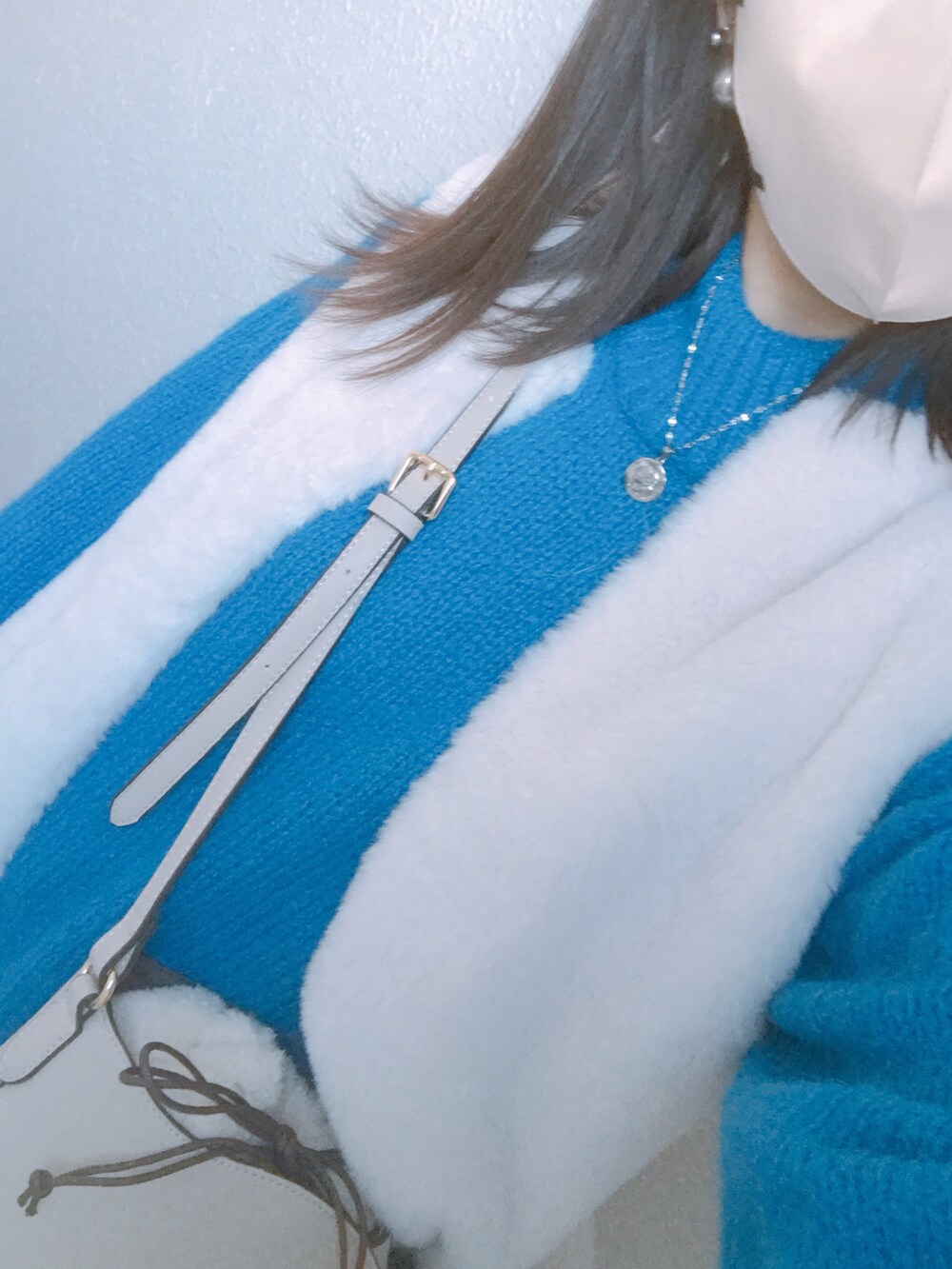 「winbyM、ilsolore、Helm、maisonvert、UNIQLO、ユニクロ、しまむら購入品、しまパト、しまむら、プチプラファッション、プチプラコーデ、ブルーニット、青ニット」｜「Helmのアイテム（ベスト、ホワイト系）」を使った、さやかさん（レディース・161cm）の秋コーディネートの4枚目の写真