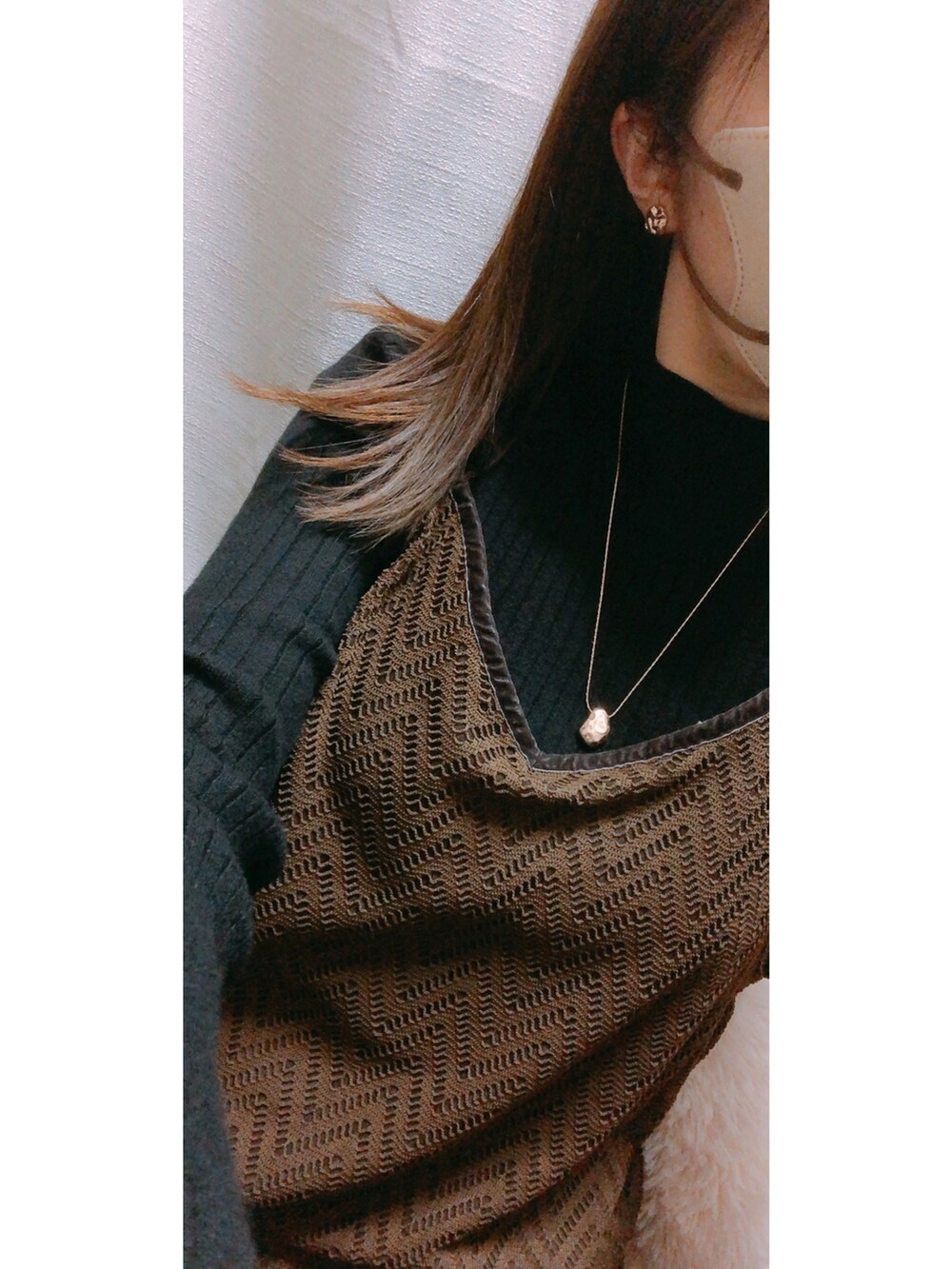 ホワイト系のトートバッグ、ブラック系のニット/セーター、ホワイト系のバッグを着用したレディースの冬コーディネートの2枚目の写真