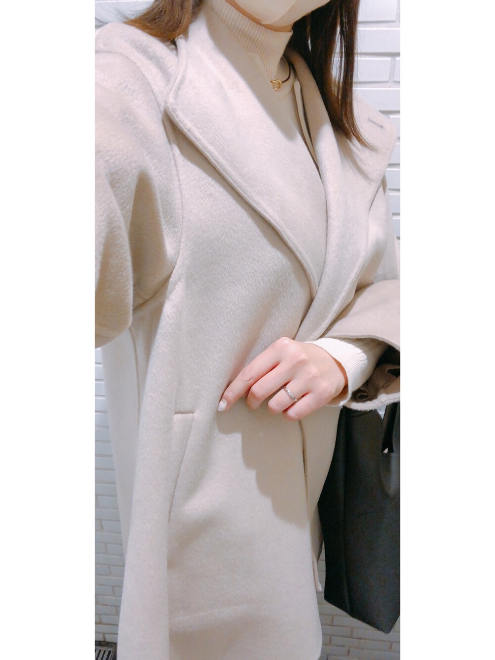 ベージュ系のジャケット/アウター、ブラック系のバッグ、ブラウン系のスカートを着用したレディースの冬コーディネートの2枚目の写真