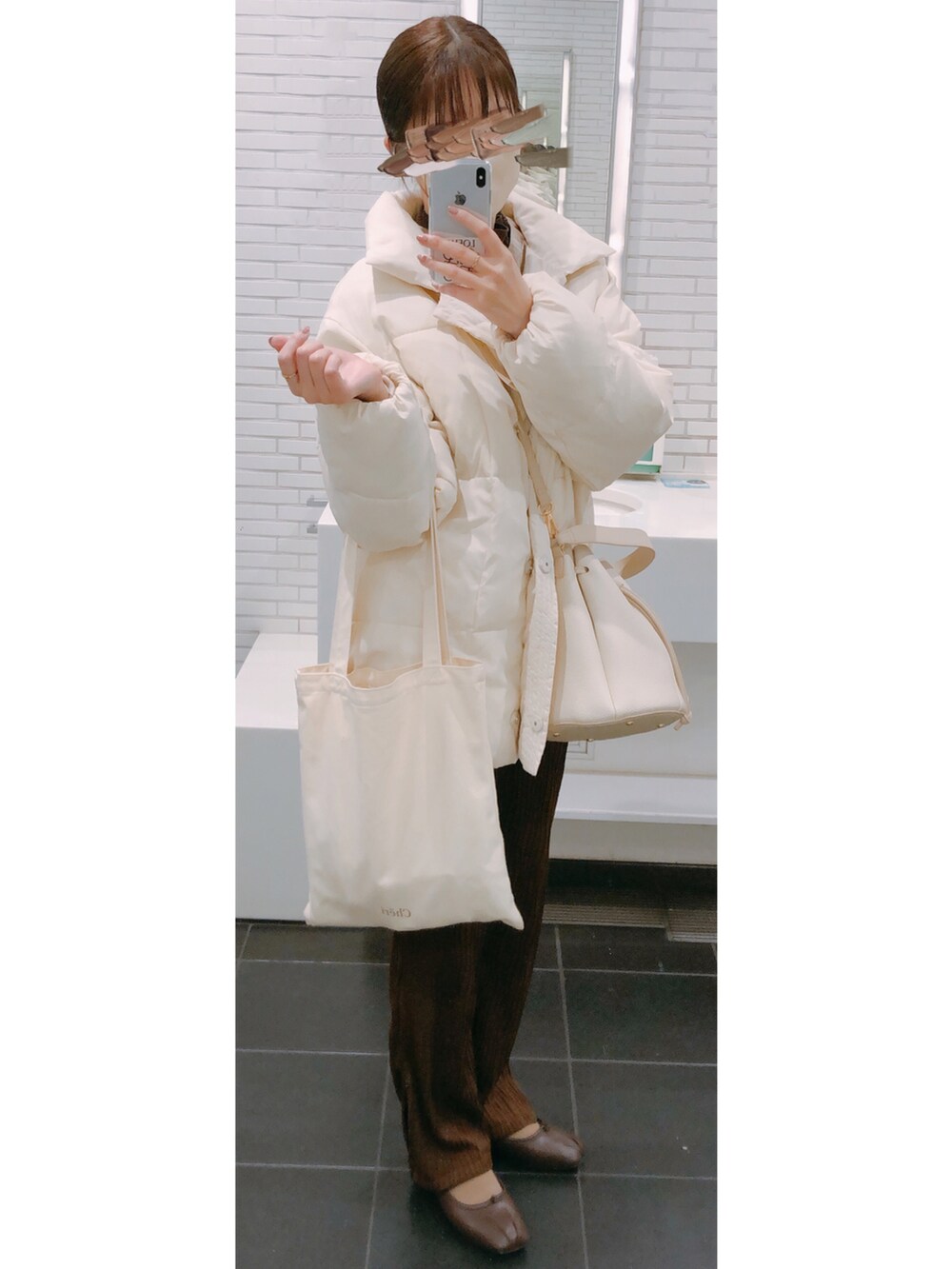 ブラウン系のパンプス、ブラウン系のパンツ、ベージュ系のシャツ/ブラウスを着用したレディースの冬コーディネートの4枚目の写真