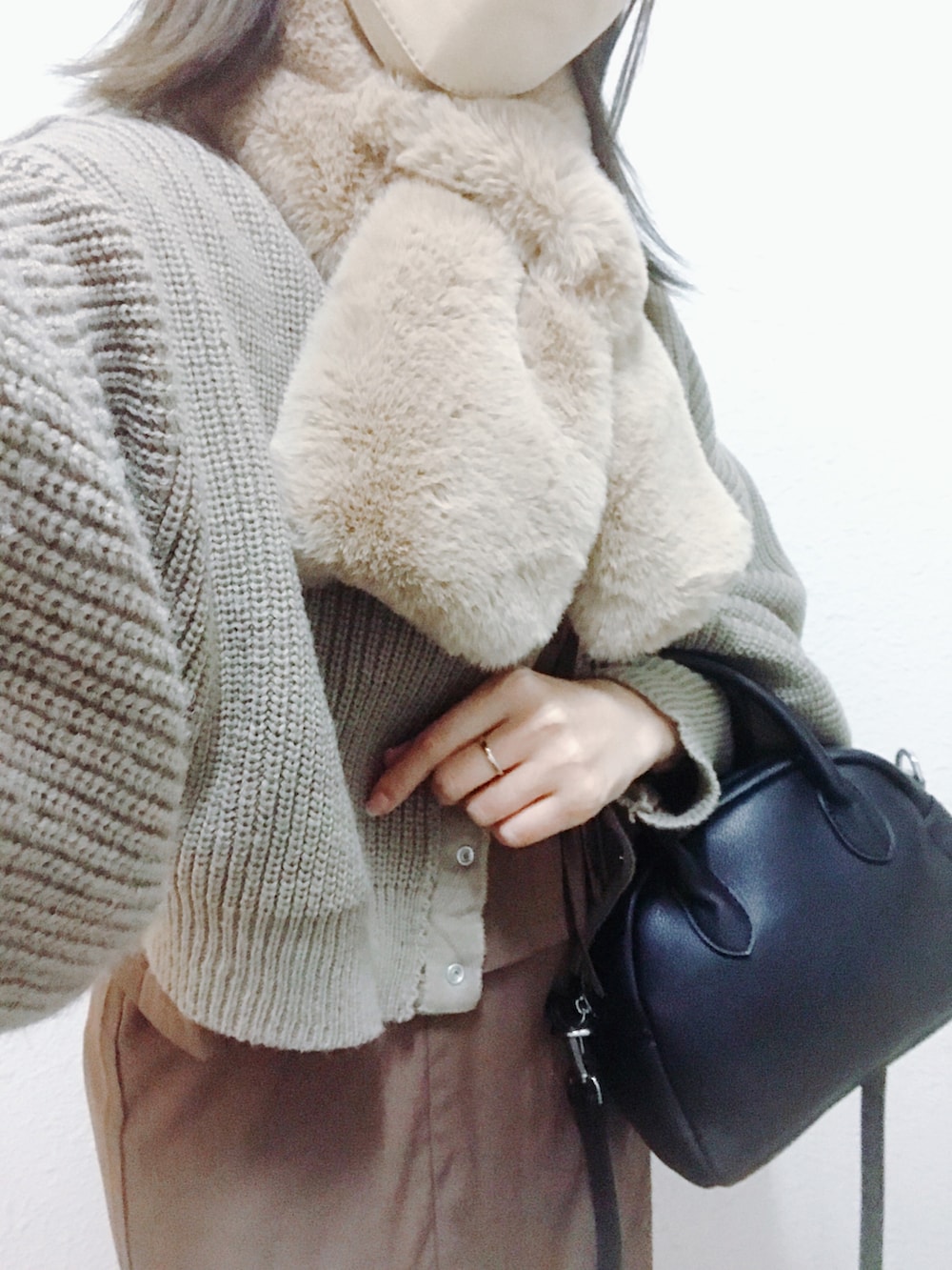 ブラウン系のトップス、ブラック系のトップスを着用したレディースの秋コーディネートの2枚目の写真