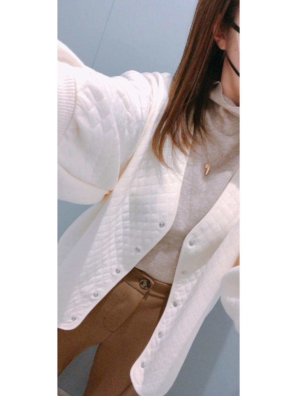 ベージュ系のニット/セーター、ホワイト系のカーディガン/ボレロ、ブラウン系のその他パンツを着用したレディースの冬コーディネートの2枚目の写真