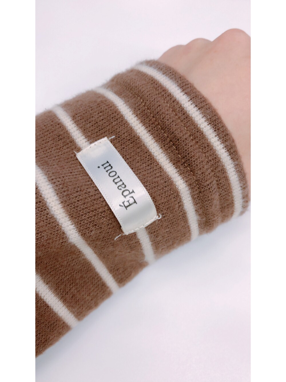 ブラウン系のベスト、ブラウン系のTシャツ/カットソー、ブラック系のスカートを着用したレディースの冬コーディネートの2枚目の写真