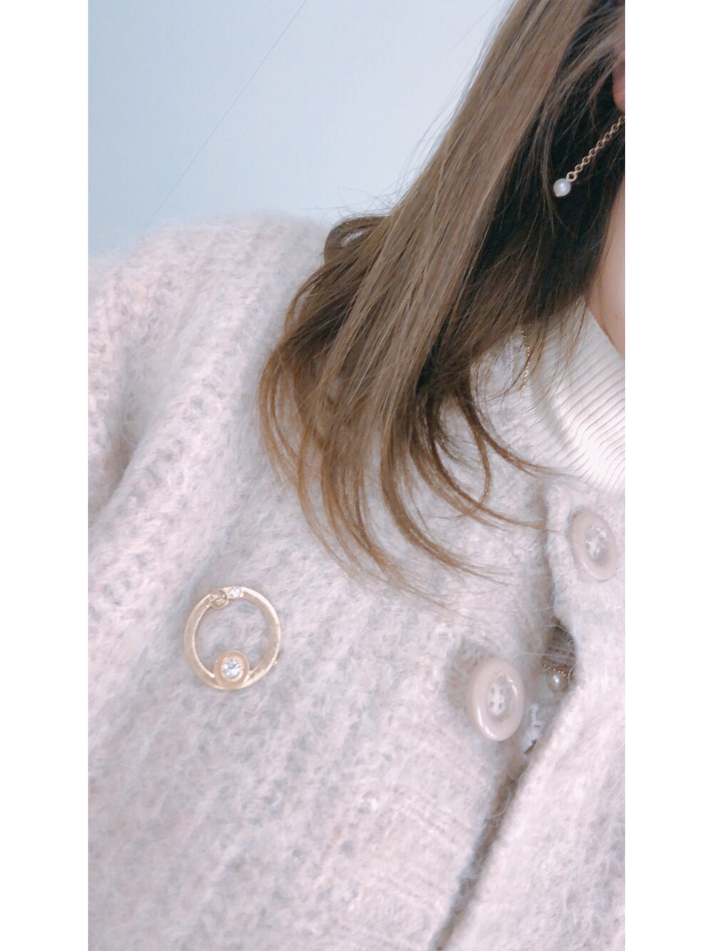 ホワイト系のニット/セーター、ベージュ系のカーディガン/ボレロ、ホワイト系のワンピース/ドレスを着用したレディースの冬コーディネートの2枚目の写真