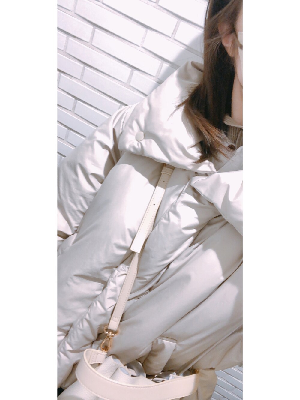 ホワイト系のシャツ/ブラウス、ブラック系のパンツ、ブラック系のパンプスを着用したレディースの冬コーディネートの2枚目の写真