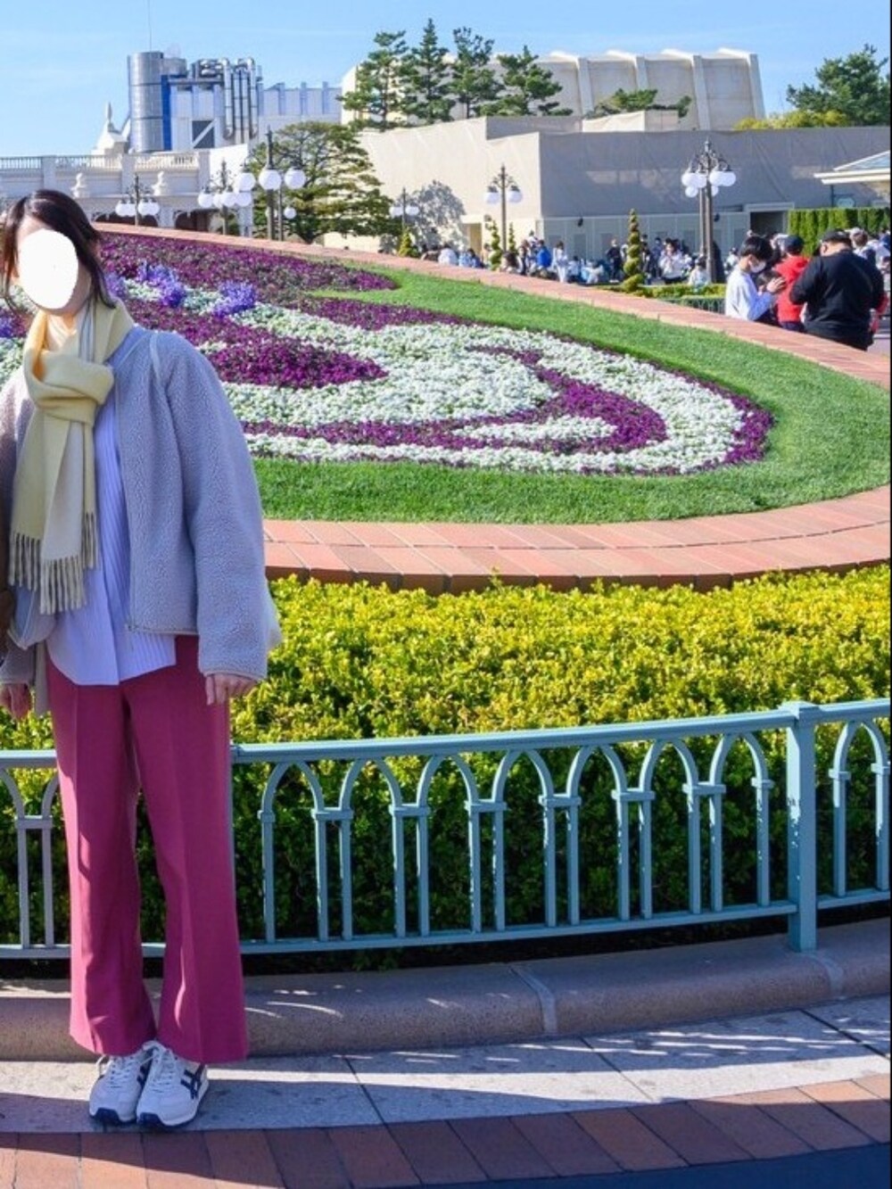 ピンク系のその他パンツ、ホワイト系のその他アウター、パープル系のシャツ/ブラウスを着用したレディースの春コーディネートの2枚目の写真