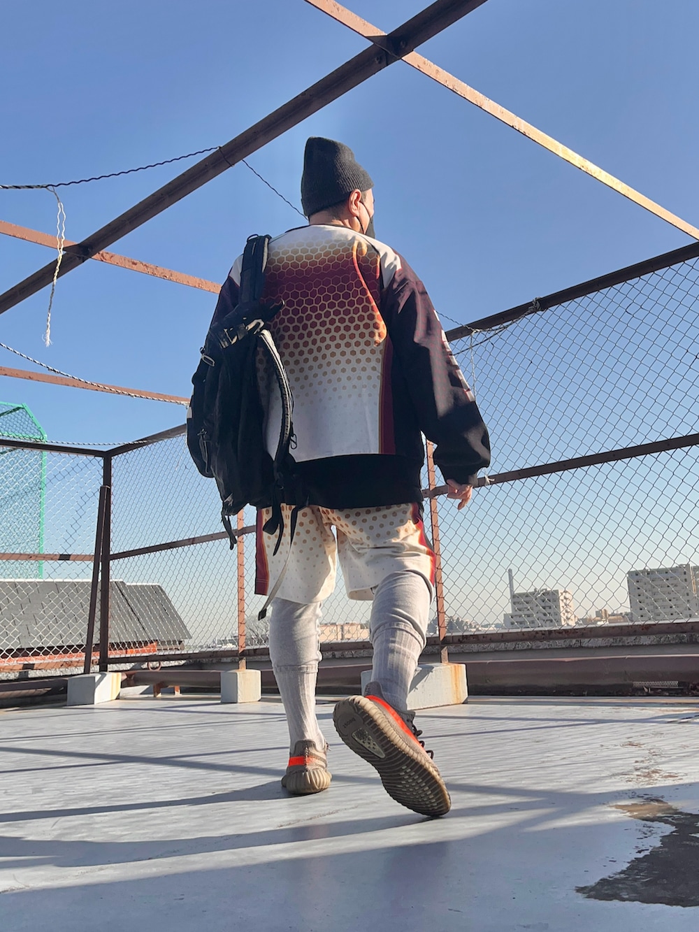 その他のスウェット、その他のその他パンツ、グレー系のスニーカーを着用したメンズの冬コーディネートの2枚目の写真