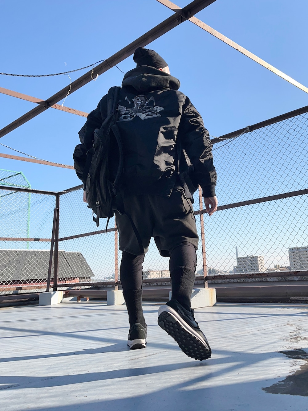 ブラック系のMA-1、ブラック系のパーカー、ブラック系のその他パンツを着用したメンズの冬コーディネートの2枚目の写真