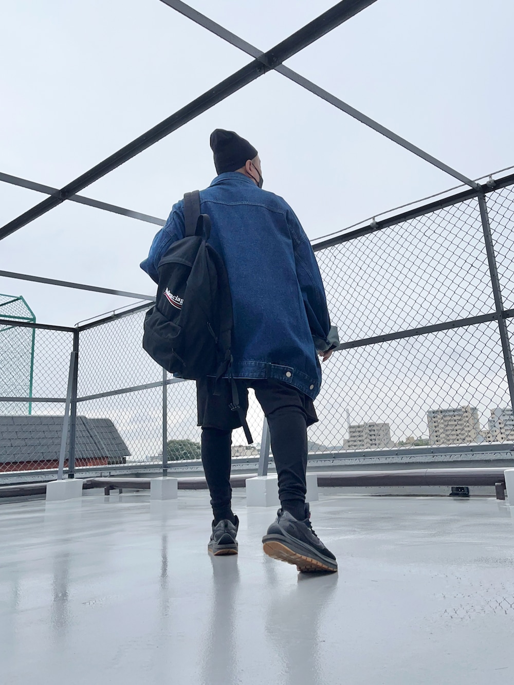 ブルー系のシャツ/ブラウス、ブラック系のその他パンツ、ブラック系のスニーカーを着用したメンズの秋コーディネートの2枚目の写真