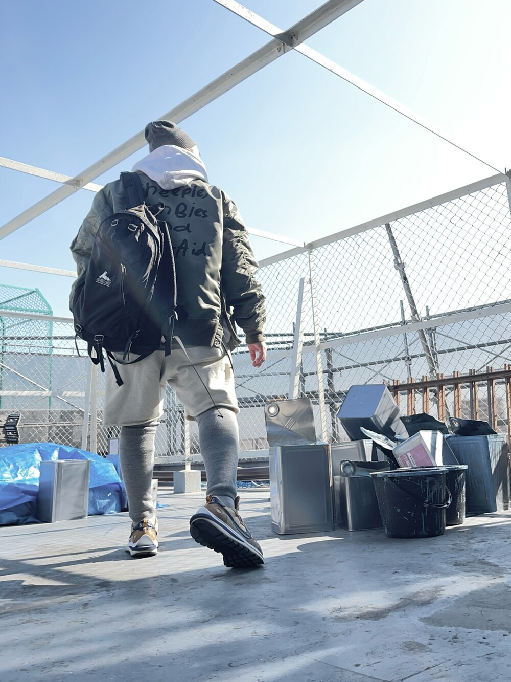 グリーン系のMA-1、ホワイト系のパーカー、ホワイト系のその他パンツを着用したメンズの冬コーディネートの2枚目の写真