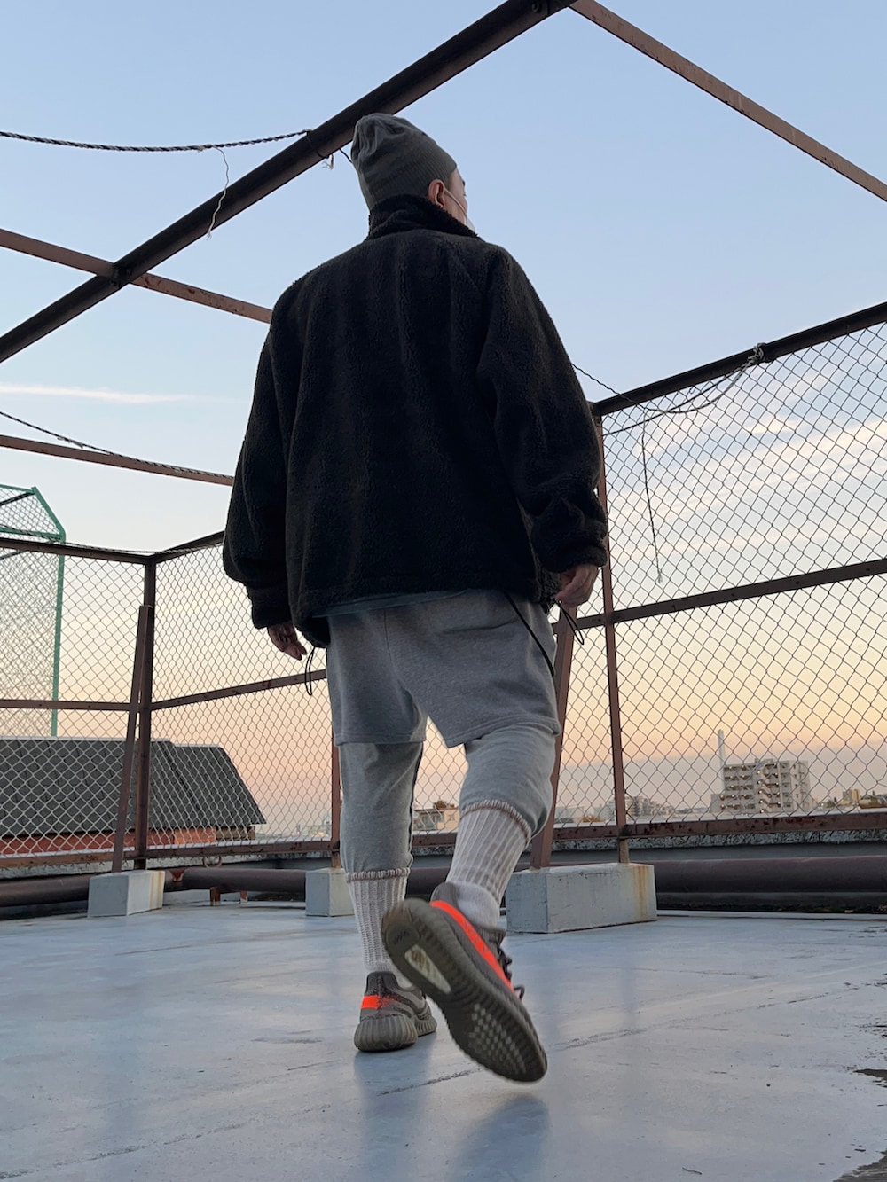 グレー系のジャケット/アウター、グレー系のTシャツ/カットソー、グレー系のその他パンツを着用したメンズの秋コーディネートの2枚目の写真