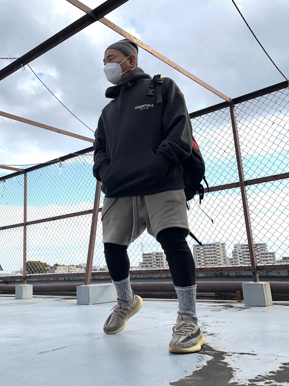 ブラック系のパーカー、グレー系のその他パンツ、グレー系のスニーカーを着用したメンズの秋コーディネートの2枚目の写真