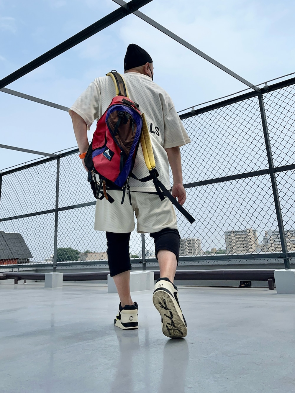 ホワイト系のTシャツ/カットソー、ホワイト系のその他パンツ、その他のスニーカーを着用したメンズの夏コーディネートの2枚目の写真