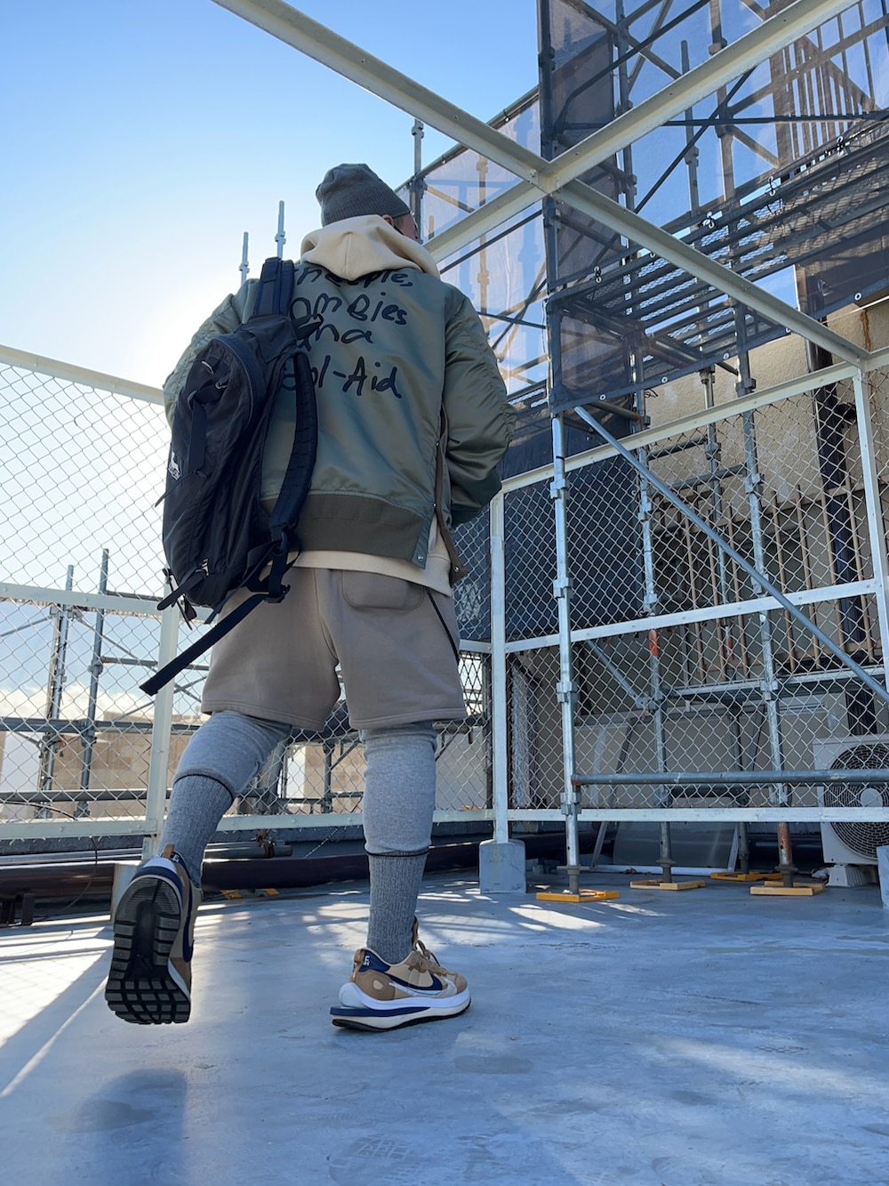 グレー系のMA-1、グレー系のその他パンツ、ベージュ系のパーカーを着用したメンズの冬コーディネートの2枚目の写真