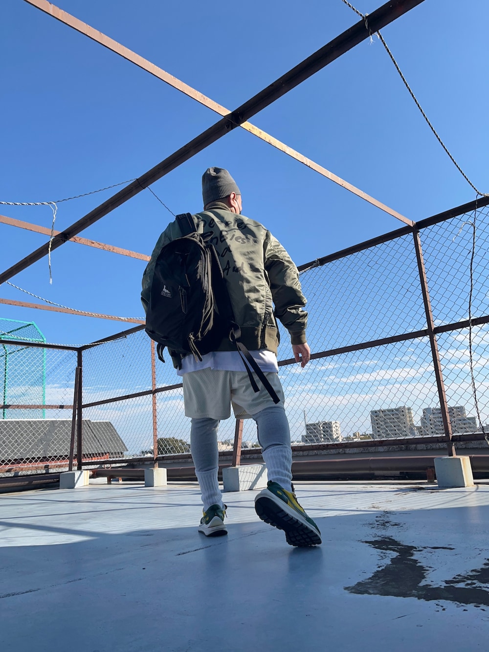 グリーン系のMA-1、ホワイト系のTシャツ/カットソー、ホワイト系のその他パンツを着用したメンズの秋コーディネートの2枚目の写真