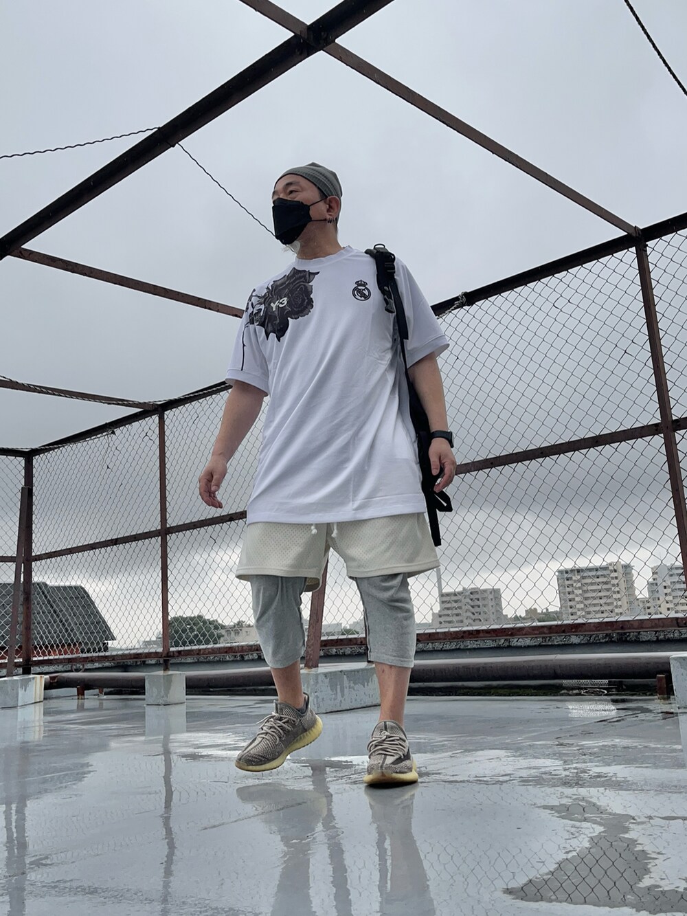 ホワイト系のTシャツ/カットソー、ホワイト系のその他パンツ、グレー系のスニーカーを着用したメンズの夏コーディネートの2枚目の写真