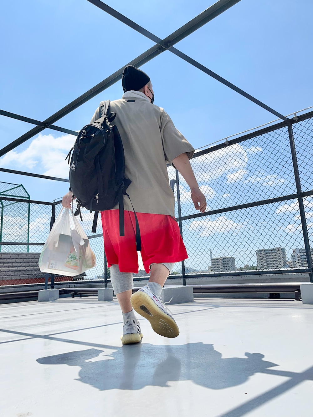 「スポーツミックス、ストリートコーデ、夏服コーデ、夏服、初老のコーデ、おっさん、じじー、50代ファッション、大人カジュアル、大人コーデ、シンプルコーデ、シンプル」｜「Fear of God Los Angelesのアイテム（Tシャツ/カットソー、ベージュ系）」を使った、つーるはーさん（メンズ・166cm）の夏コーディネートの2枚目の写真