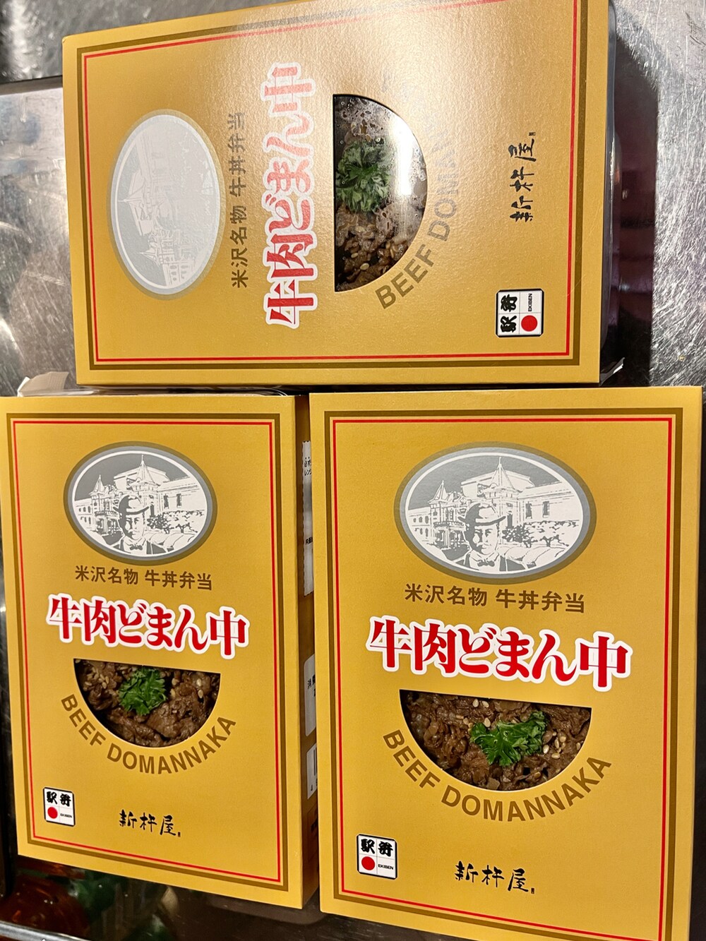 ブラック系のパーカー、グレー系のその他パンツ、グレー系のスニーカーを着用したメンズの秋コーディネートの3枚目の写真