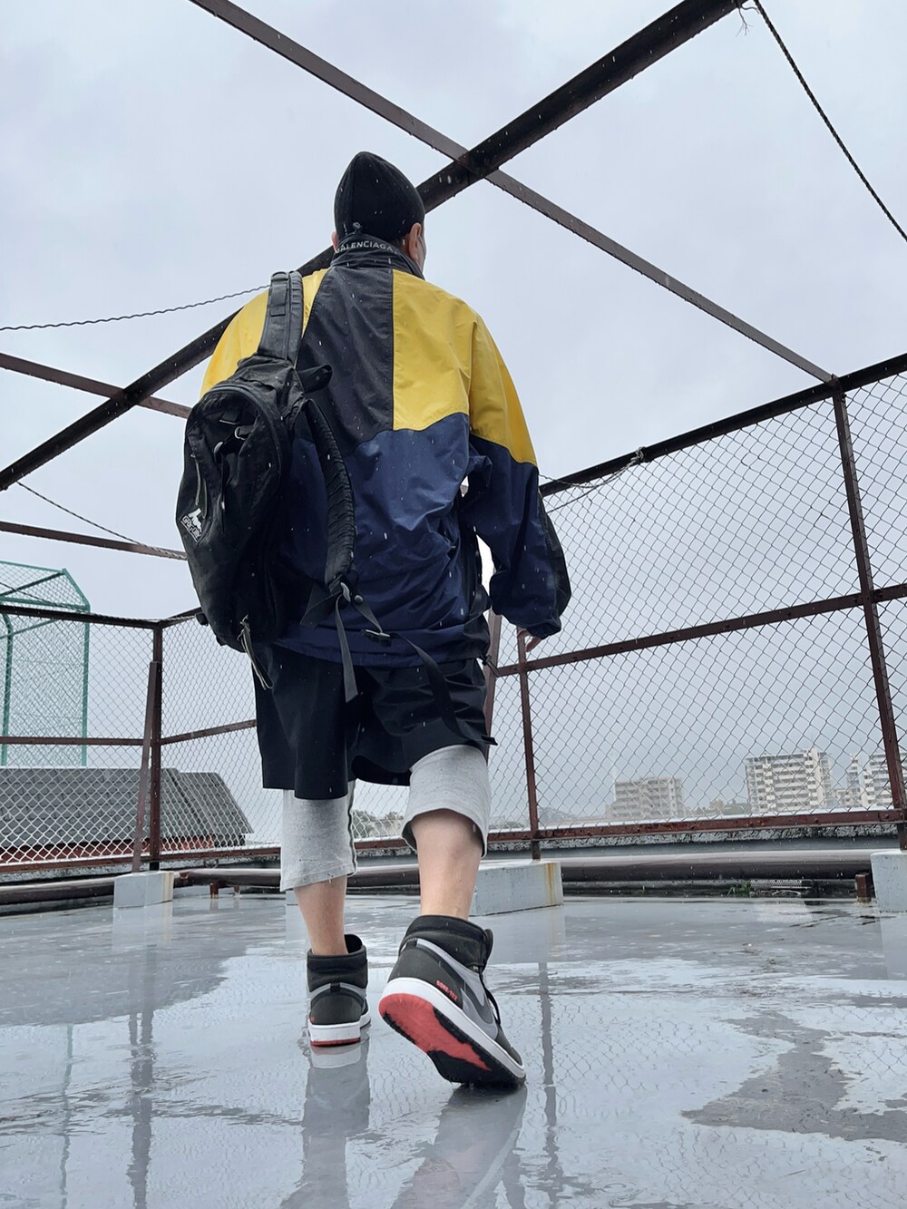 その他のその他アウター、ブラック系のその他パンツ、その他のスニーカーを着用したメンズの秋コーディネートの2枚目の写真