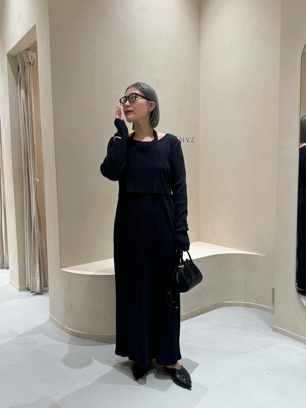 ブラック系のサンダル、ブルー系のワンピースを着用したレディースの春コーディネートの2枚目の写真