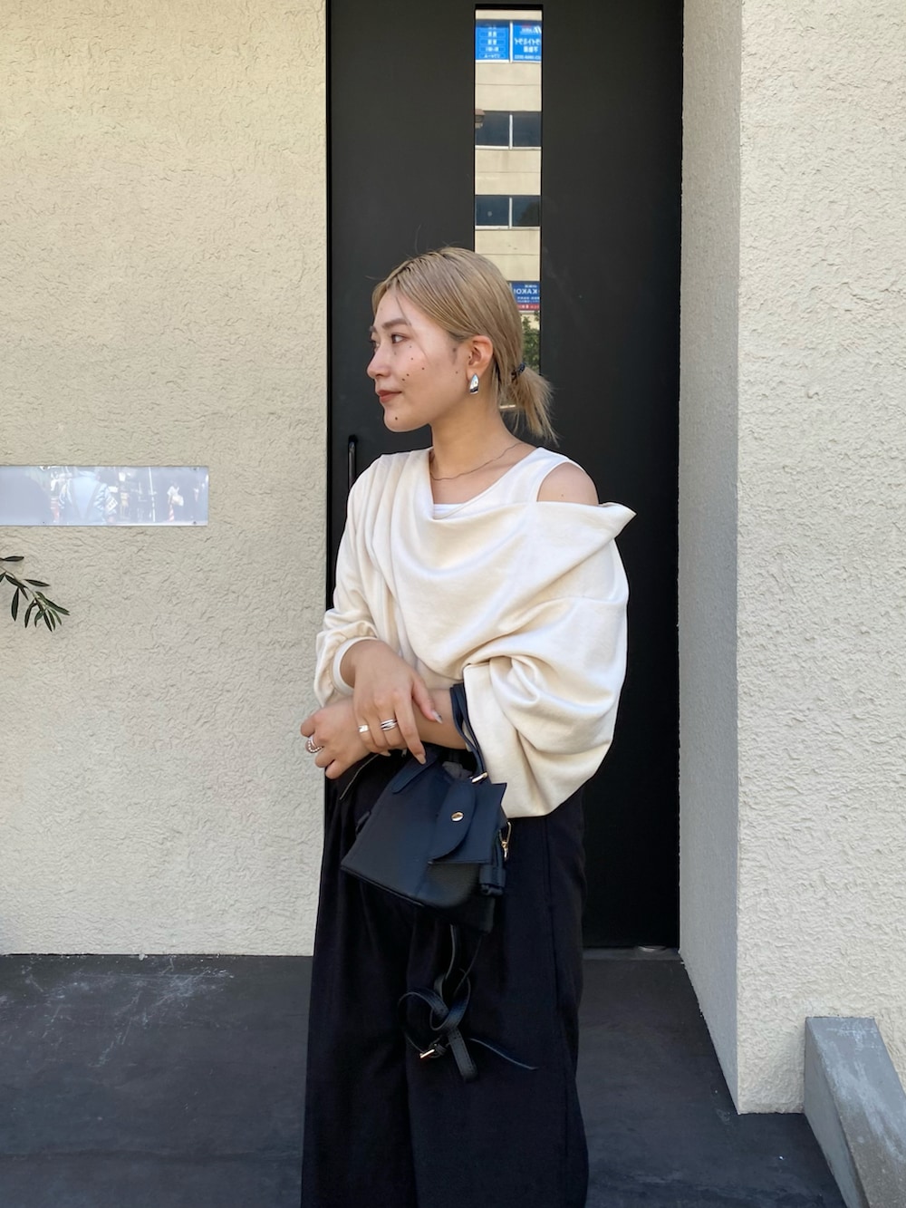 ホワイト系のTシャツ/カットソー、ブラック系のその他パンツ、ブラック系のバッグを着用したレディースの秋コーディネートの2枚目の写真