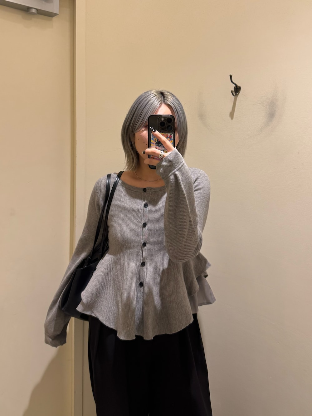 ブラック系のその他パンツ、ブラック系のトートバッグ、グレー系のニット/セーターを着用したレディースの秋コーディネートの4枚目の写真