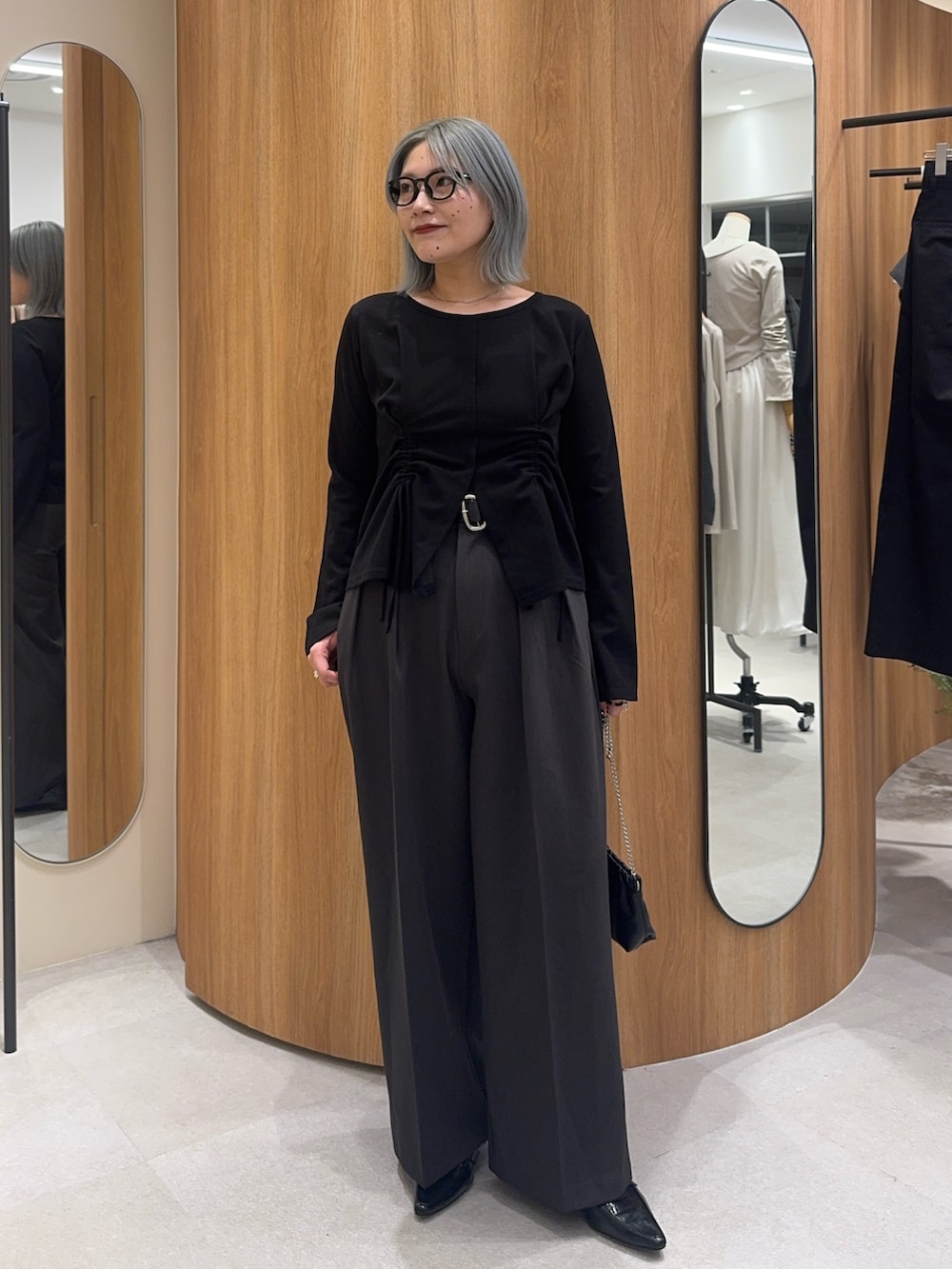 グレー系のその他パンツ、ブラック系のローファー、ブラック系のTシャツ/カットソーを着用したレディースの秋コーディネートの3枚目の写真