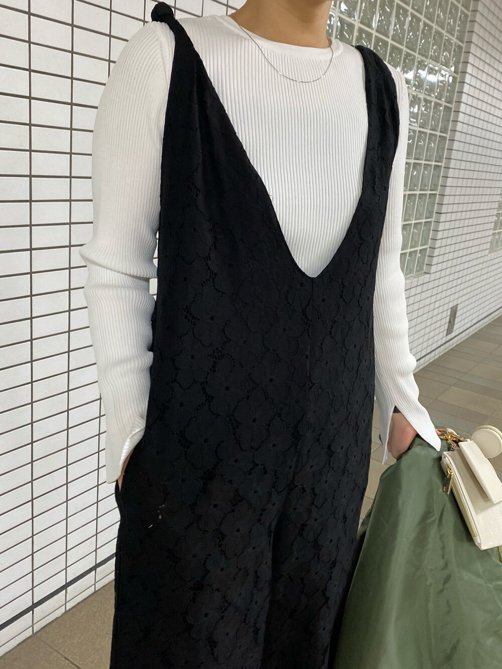 「春コーデ、おでかけコーデ、春先取り、レース、ベスト、レイヤードスタイル、MA-1、メガネ女子、サロペット、リブニット、カーディガン、パンツスタイル、大人コーデ、シンプルスタイル、カジュアルコーデ」|「CAPRICIEUX LE'MAGEのサンダルブーツ(サンダル、ブラック系)」を使った、yabu_lemageさん(レディース・162cm)の冬コーディネートの5枚目の写真