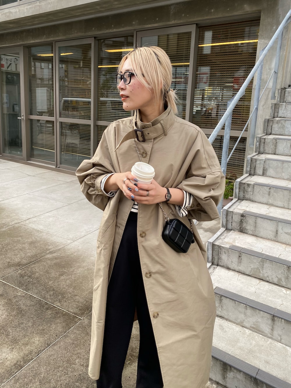 ブラック系のサンダル、ホワイト系のトートバッグ、ブラック系のその他パンツを着用したレディースの冬コーディネートの3枚目の写真