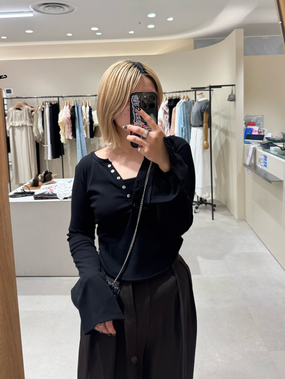 ブラウン系のその他パンツ、ブラック系のショルダーバッグ、ブラック系のTシャツ/カットソーを着用したレディースの秋コーディネートの3枚目の写真