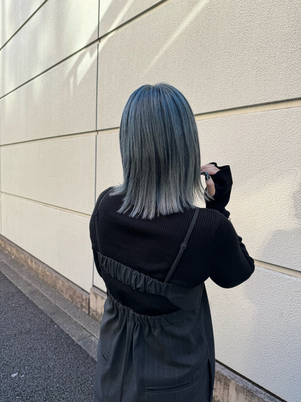 「大人カジュアル、お出かけコーデ、冬のコーデ、パンツスタイル、大人コーデ、ファーバッグ、きれいめカジュアル、クリスマスに着たい服、休日コーデ、クリスマスコーデ、高身長女子、グレー、サロペット、オールインワン、メガネ女子」｜「CAPRICIEUX LE'MAGEの〈LE VERNIS/ル・ベルニ〉エコファーバッグ（ハンドバッグ、グレー系）」を使った、yabu_lemageさん（レディース・162cm）の冬コーディネートの3枚目の写真