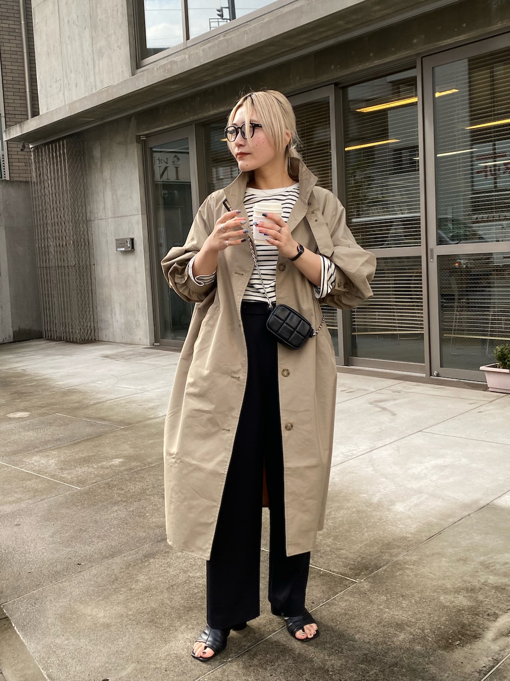 ブラック系のサンダル、ホワイト系のトートバッグ、ブラック系のその他パンツを着用したレディースの冬コーディネートの2枚目の写真