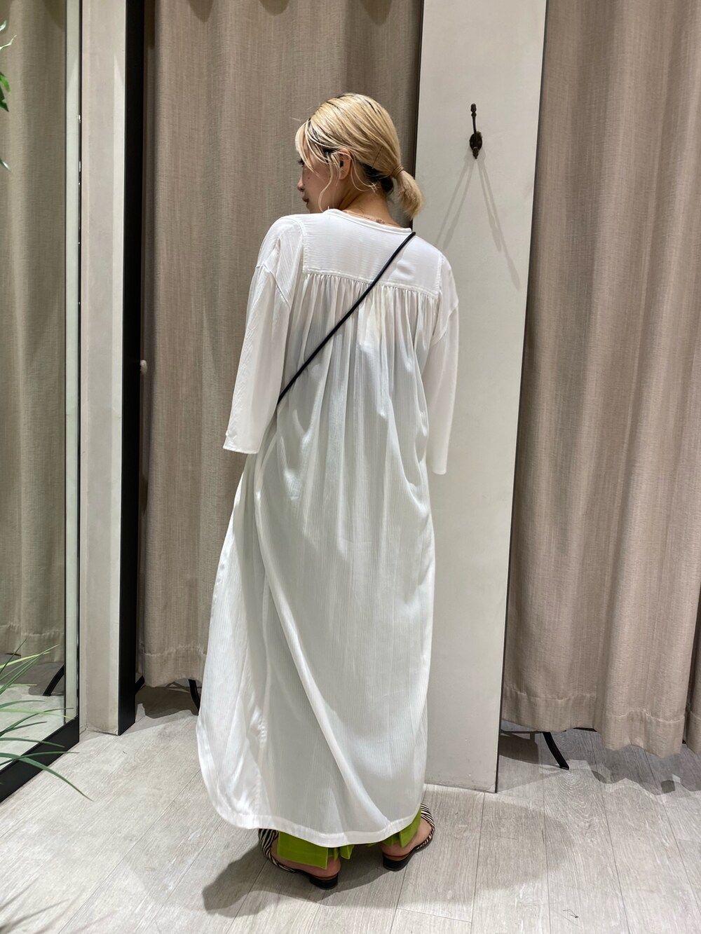 ホワイト系のパンプス、グリーン系のその他パンツ、ホワイト系のショルダーバッグを着用したレディースの夏コーディネートの2枚目の写真