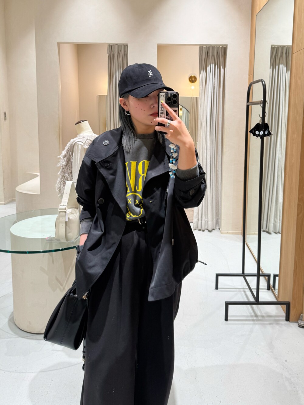 ブラック系のショルダーバッグ、ブラック系のその他パンツ、ブラック系のその他アウターを着用したレディースの冬コーディネートの2枚目の写真