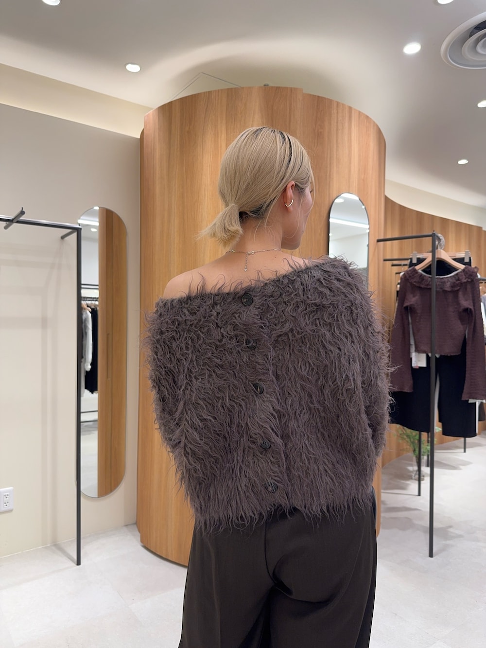 ブラウン系のその他パンツ、ブラック系のショルダーバッグ、グレー系のカーディガン/ボレロを着用したレディースの秋コーディネートの2枚目の写真