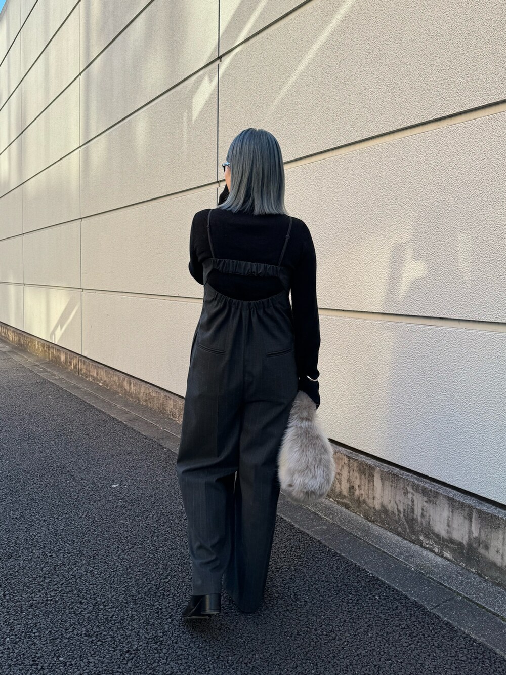 「大人カジュアル、お出かけコーデ、冬のコーデ、パンツスタイル、大人コーデ、ファーバッグ、きれいめカジュアル、クリスマスに着たい服、休日コーデ、クリスマスコーデ、高身長女子、グレー、サロペット、オールインワン、メガネ女子」｜「CAPRICIEUX LE'MAGEの〈LE VERNIS/ル・ベルニ〉エコファーバッグ（ハンドバッグ、グレー系）」を使った、yabu_lemageさん（レディース・162cm）の冬コーディネートの2枚目の写真