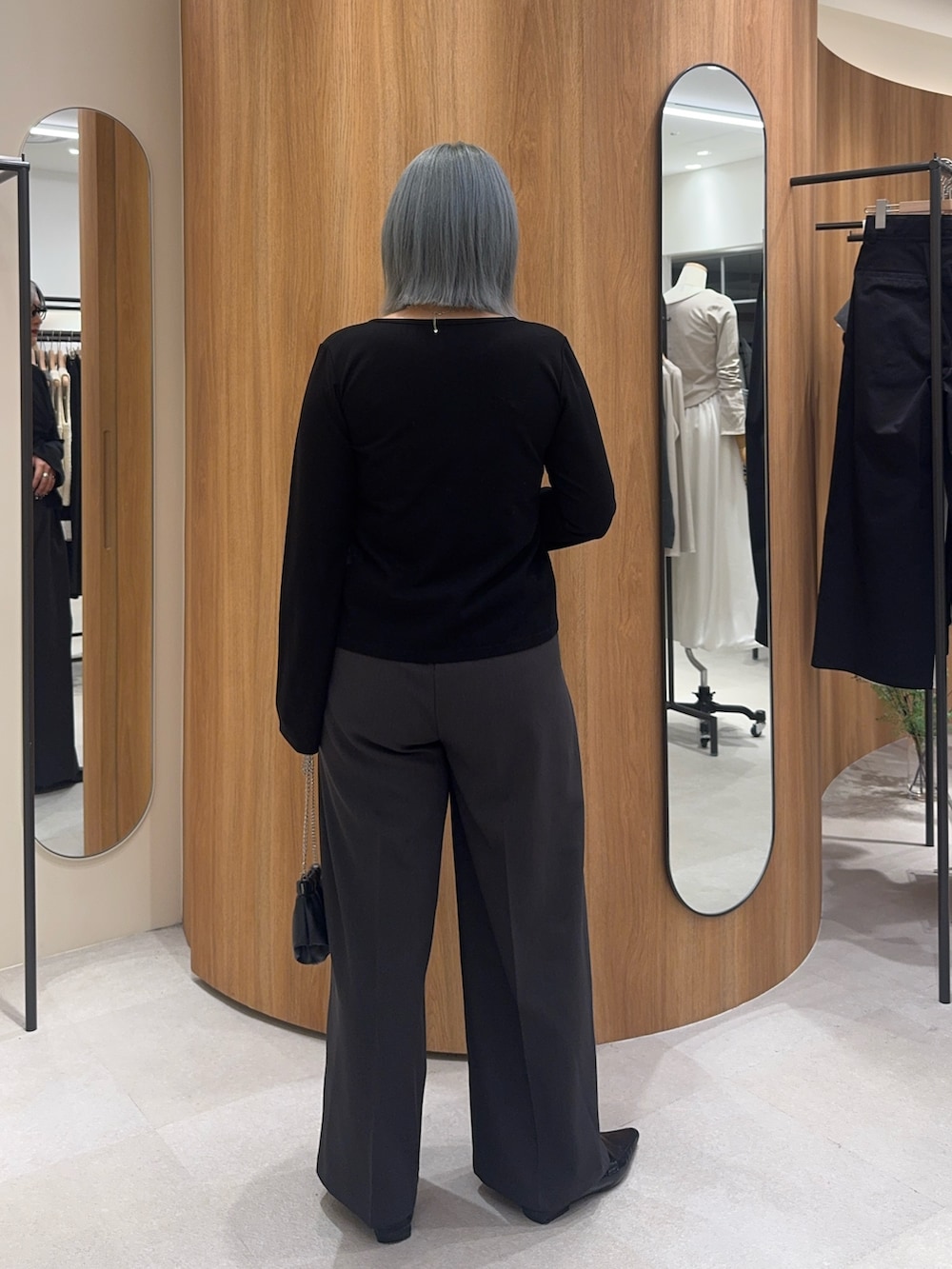 グレー系のその他パンツ、ブラック系のローファー、ブラック系のTシャツ/カットソーを着用したレディースの秋コーディネートの4枚目の写真
