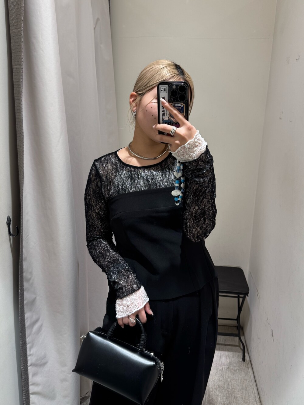 ブラック系のシャツ/ブラウス、ブラック系のTシャツ/カットソー、ブラック系のその他パンツを着用したレディースの春コーディネートの3枚目の写真