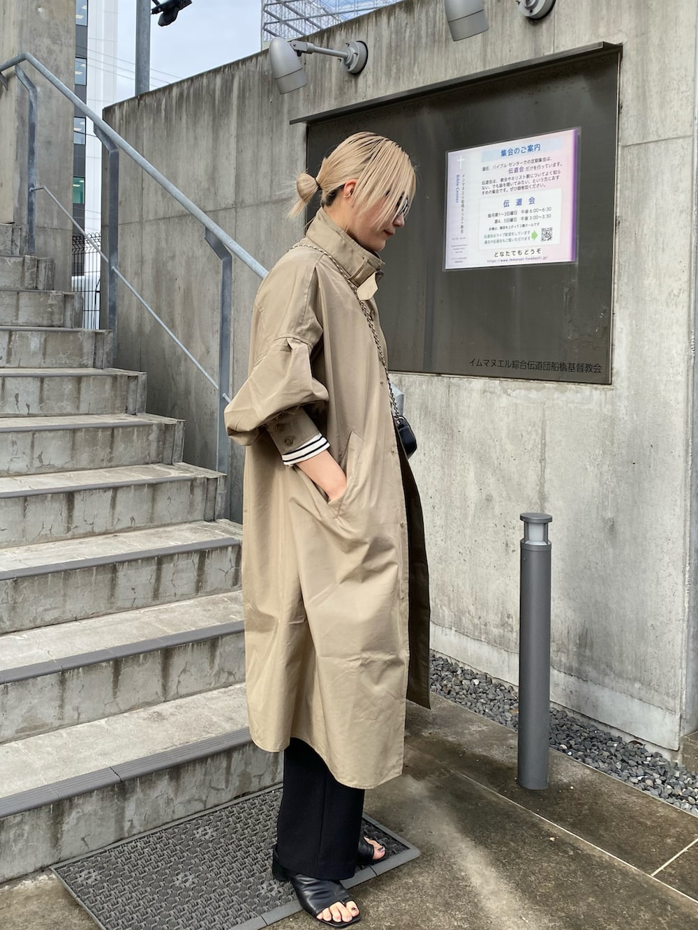 ブラック系のサンダル、ホワイト系のトートバッグ、ブラック系のその他パンツを着用したレディースの冬コーディネートの4枚目の写真