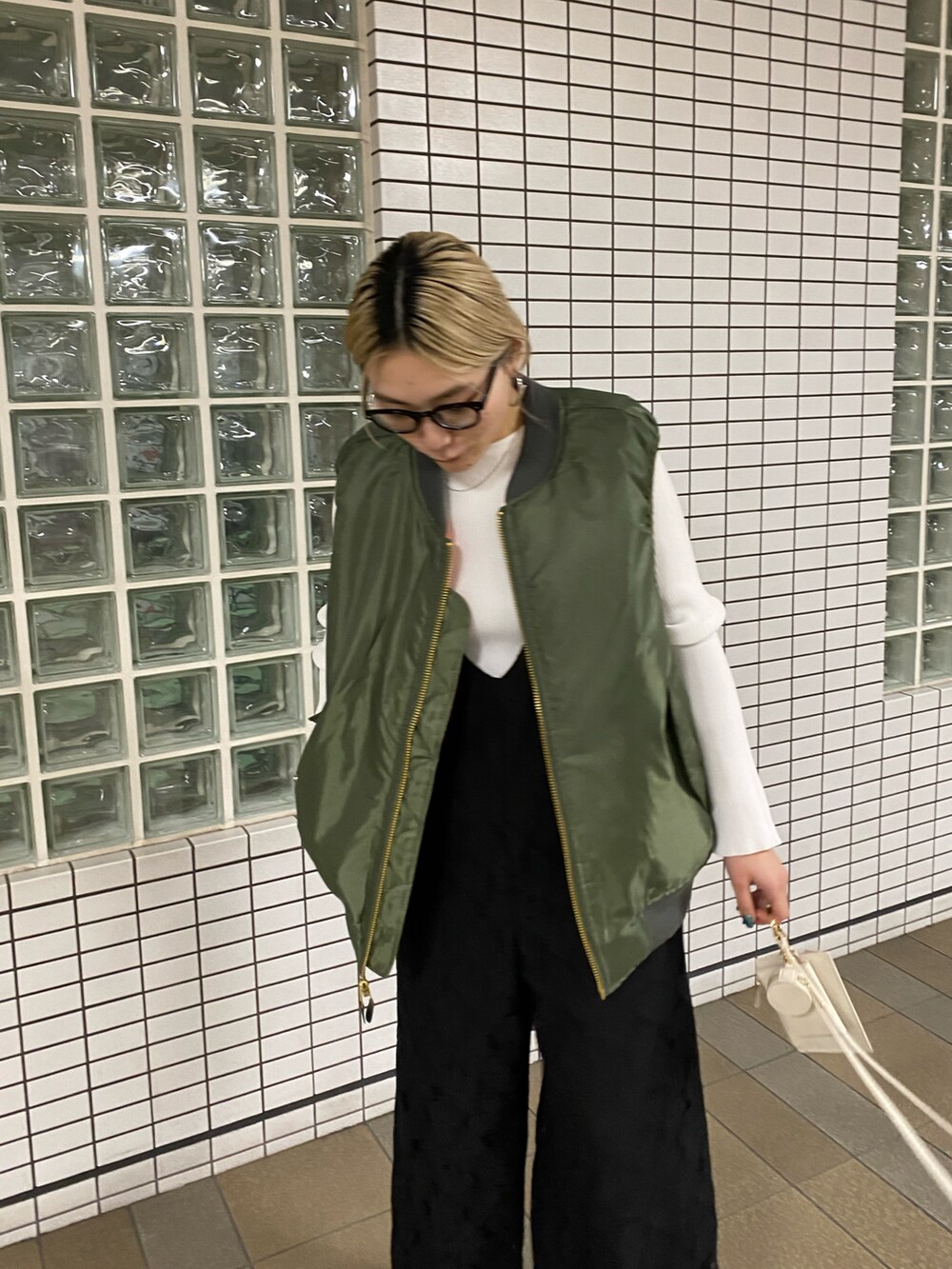 「春コーデ、おでかけコーデ、春先取り、レース、ベスト、レイヤードスタイル、MA-1、メガネ女子、サロペット、リブニット、カーディガン、パンツスタイル、大人コーデ、シンプルスタイル、カジュアルコーデ」|「CAPRICIEUX LE'MAGEのサンダルブーツ(サンダル、ブラック系)」を使った、yabu_lemageさん(レディース・162cm)の冬コーディネートの3枚目の写真