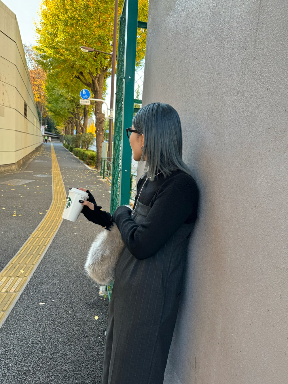 「大人カジュアル、お出かけコーデ、冬のコーデ、パンツスタイル、大人コーデ、ファーバッグ、きれいめカジュアル、クリスマスに着たい服、休日コーデ、クリスマスコーデ、高身長女子、グレー、サロペット、オールインワン、メガネ女子」｜「CAPRICIEUX LE'MAGEの〈LE VERNIS/ル・ベルニ〉エコファーバッグ（ハンドバッグ、グレー系）」を使った、yabu_lemageさん（レディース・162cm）の冬コーディネートの4枚目の写真