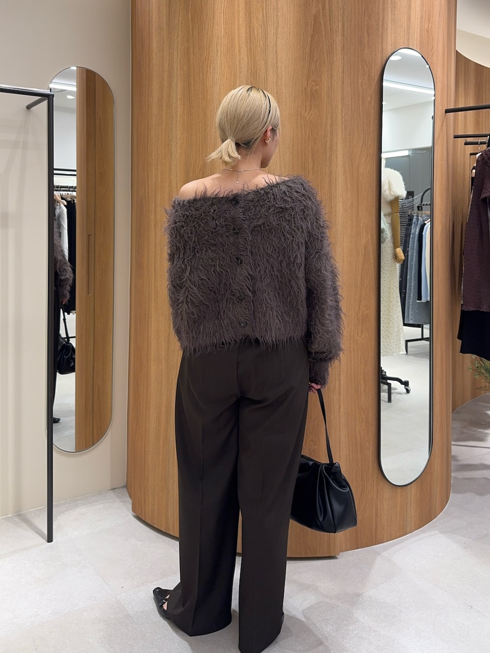 ブラウン系のその他パンツ、ブラック系のショルダーバッグ、グレー系のカーディガン/ボレロを着用したレディースの秋コーディネートの4枚目の写真