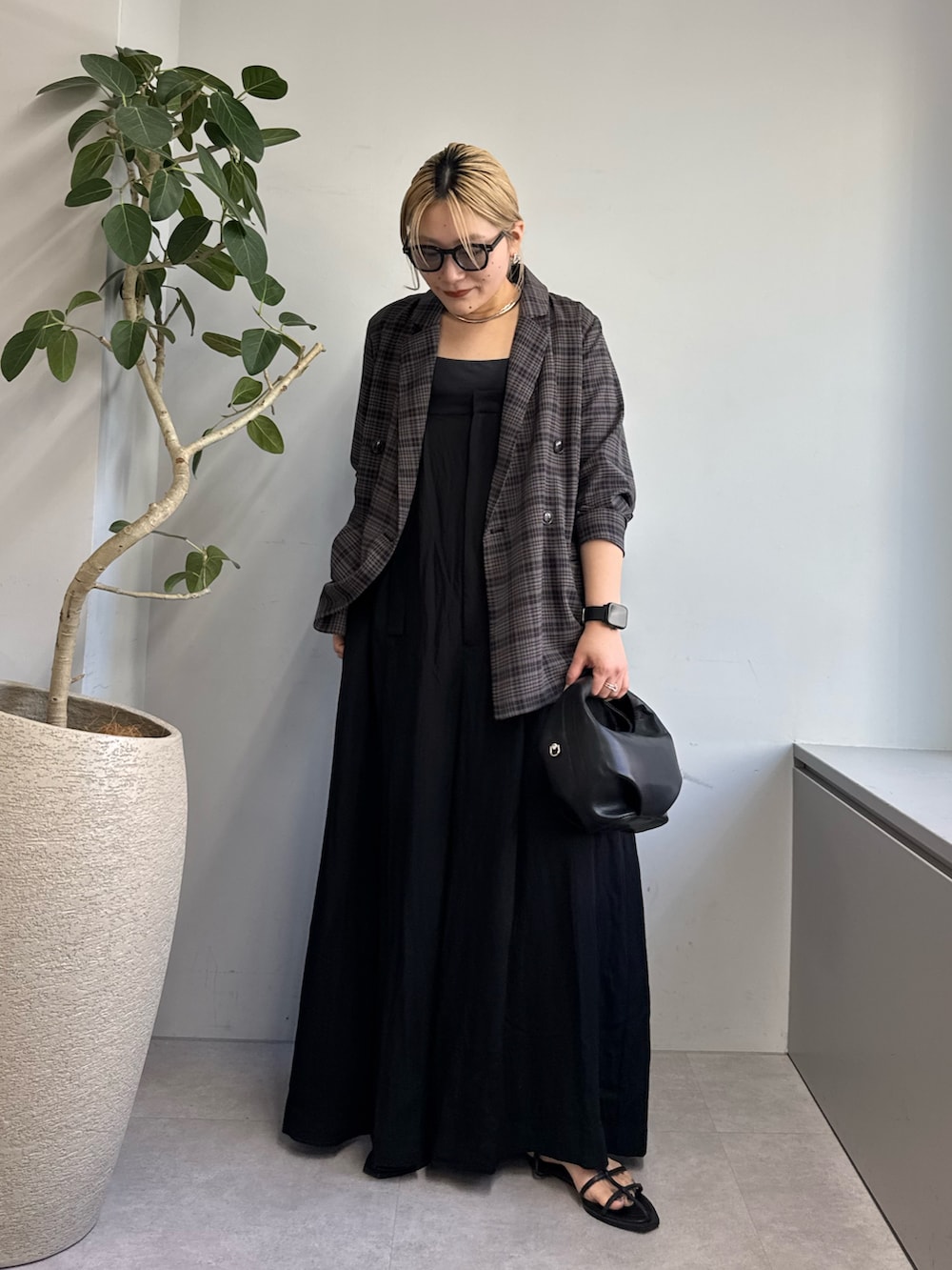 「サングラス、レイヤードスタイル、ワイドパンツ、サンダル、ジャケット、きれいめカジュアル、ラフ、ラクチンコーデ、楽チンコーデ、大人女子、サロペット、チェック、ジャケットスタイル、ゆるシルエット、メガネ女子」｜「CAPRICIEUX LE'MAGEのライトテーラージャケット（テーラードジャケット、ブラウン系）」を使った、yabu_lemageさん（レディース・162cm）の春コーディネートの2枚目の写真