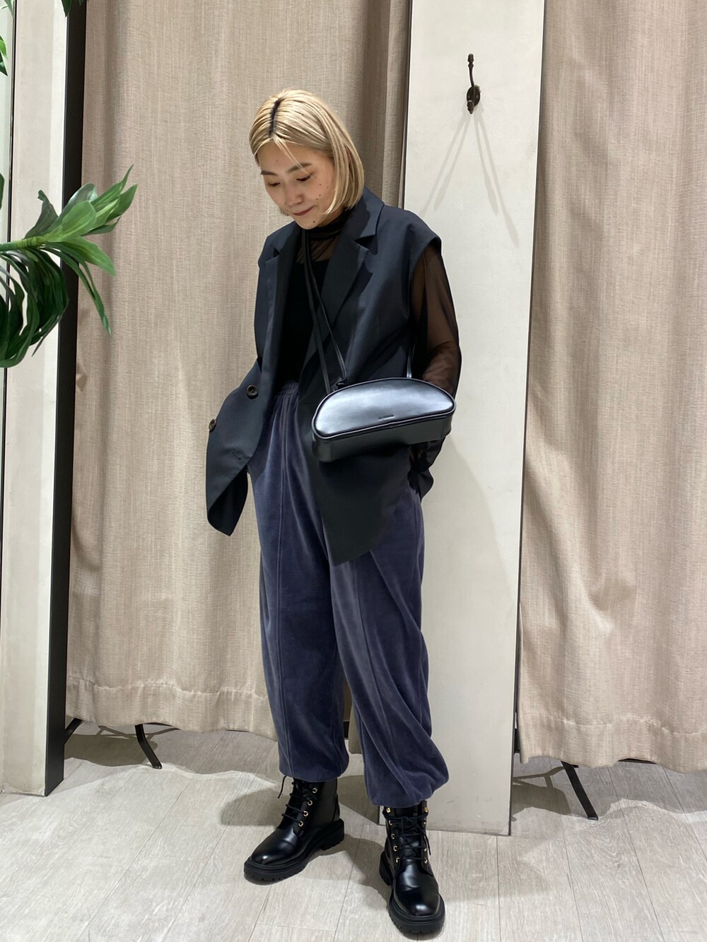 ブラック系のブーツ、ベージュ系のトートバッグ、ブラック系のTシャツ/カットソーを着用したレディースの秋コーディネートの2枚目の写真