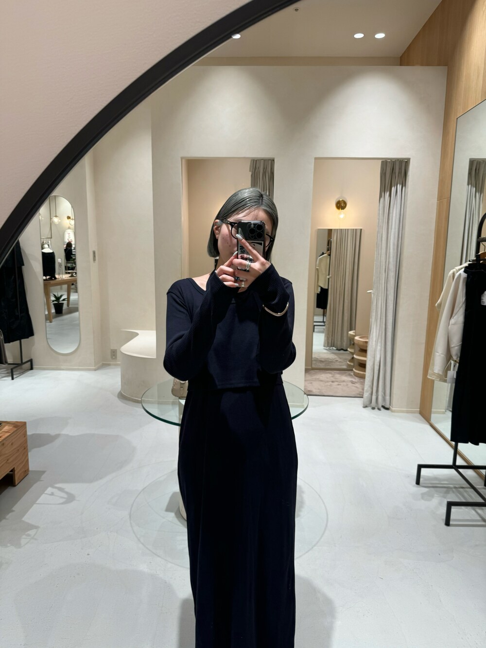 ブラック系のサンダル、ブルー系のワンピースを着用したレディースの春コーディネートの3枚目の写真