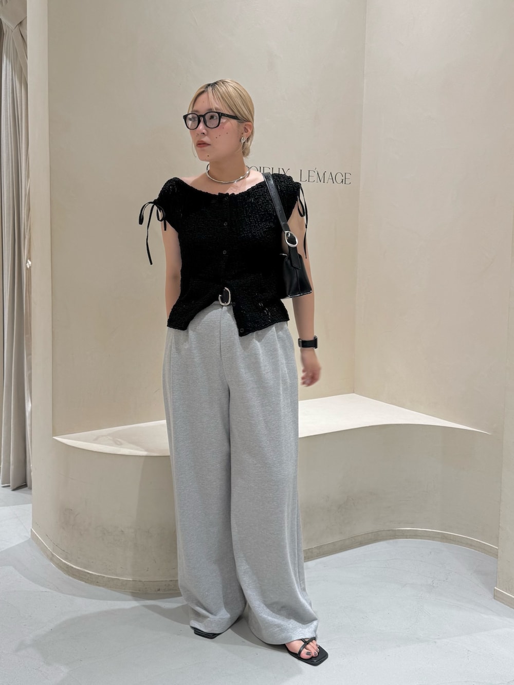 グレー系のその他パンツ、ブラック系のショルダーバッグ、ブラック系のシャツ/ブラウスを着用したレディースの夏コーディネートの3枚目の写真