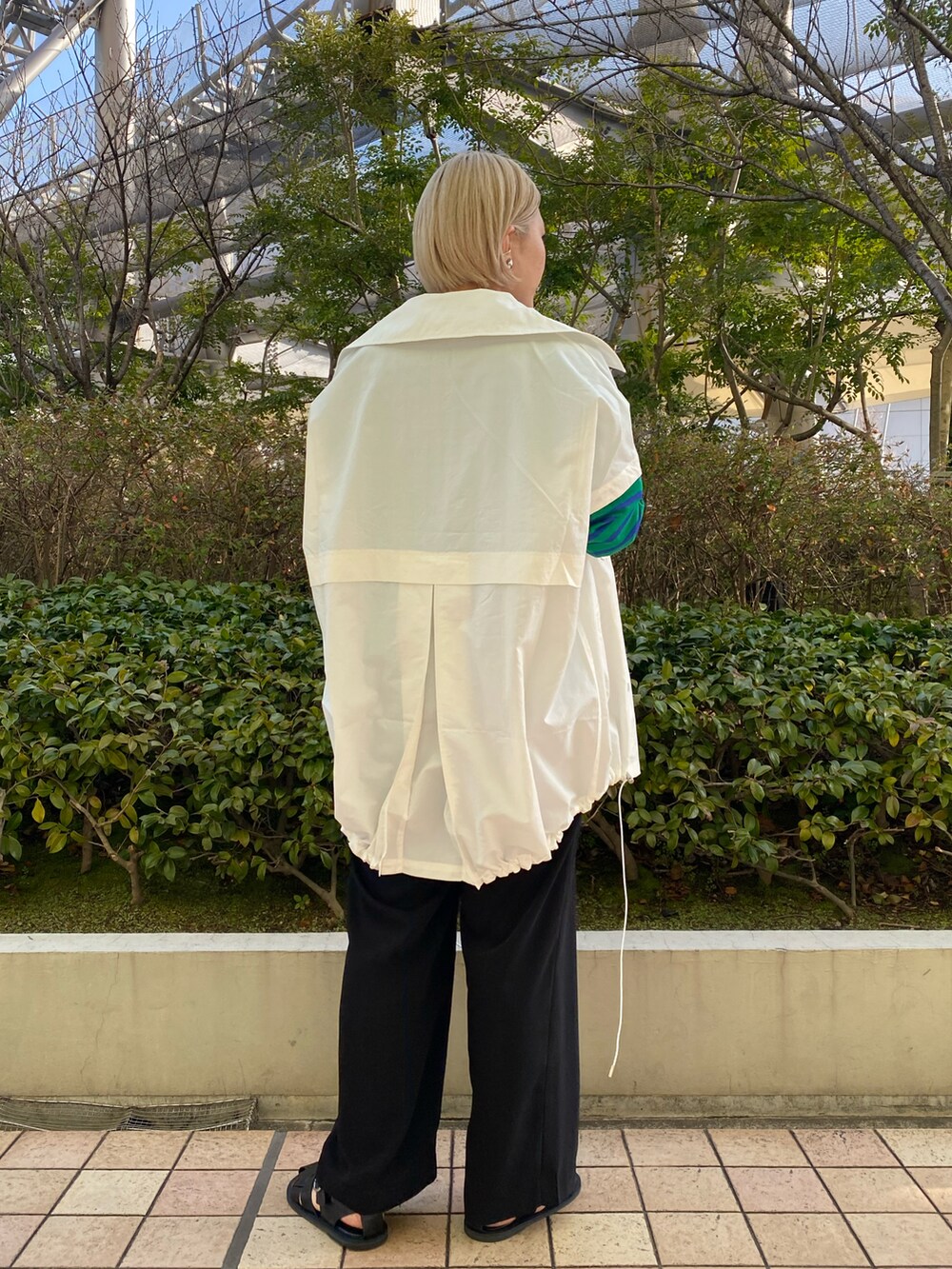 ブラック系のハンドバッグ、ブラック系のサンダル、ブラック系のその他パンツを着用したレディースの春コーディネートの3枚目の写真