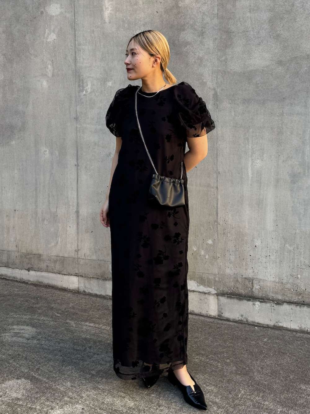 ブラック系のショルダーバッグ、ブラック系のワンピース、ブラック系のテーラードジャケットを着用したレディースの冬コーディネートの2枚目の写真